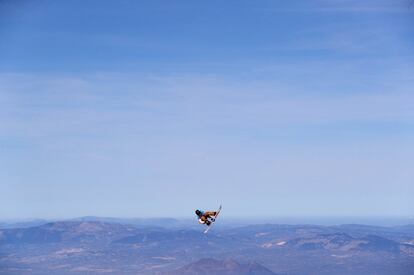 Un atleta entrena en el primer día de los Campeonatos FIS Freestyle Ski, en Sierra Nevada (Granada).