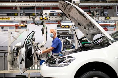 Un trabajador de Volkswagen en su fbrica de Wolfsburgo, Alemania, el pasado abril.