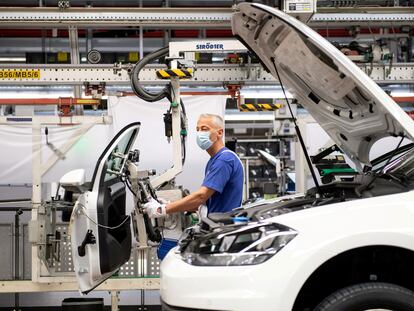 Un trabajador de Volkswagen en su fábrica de Wolfsburgo, Alemania, el pasado abril.