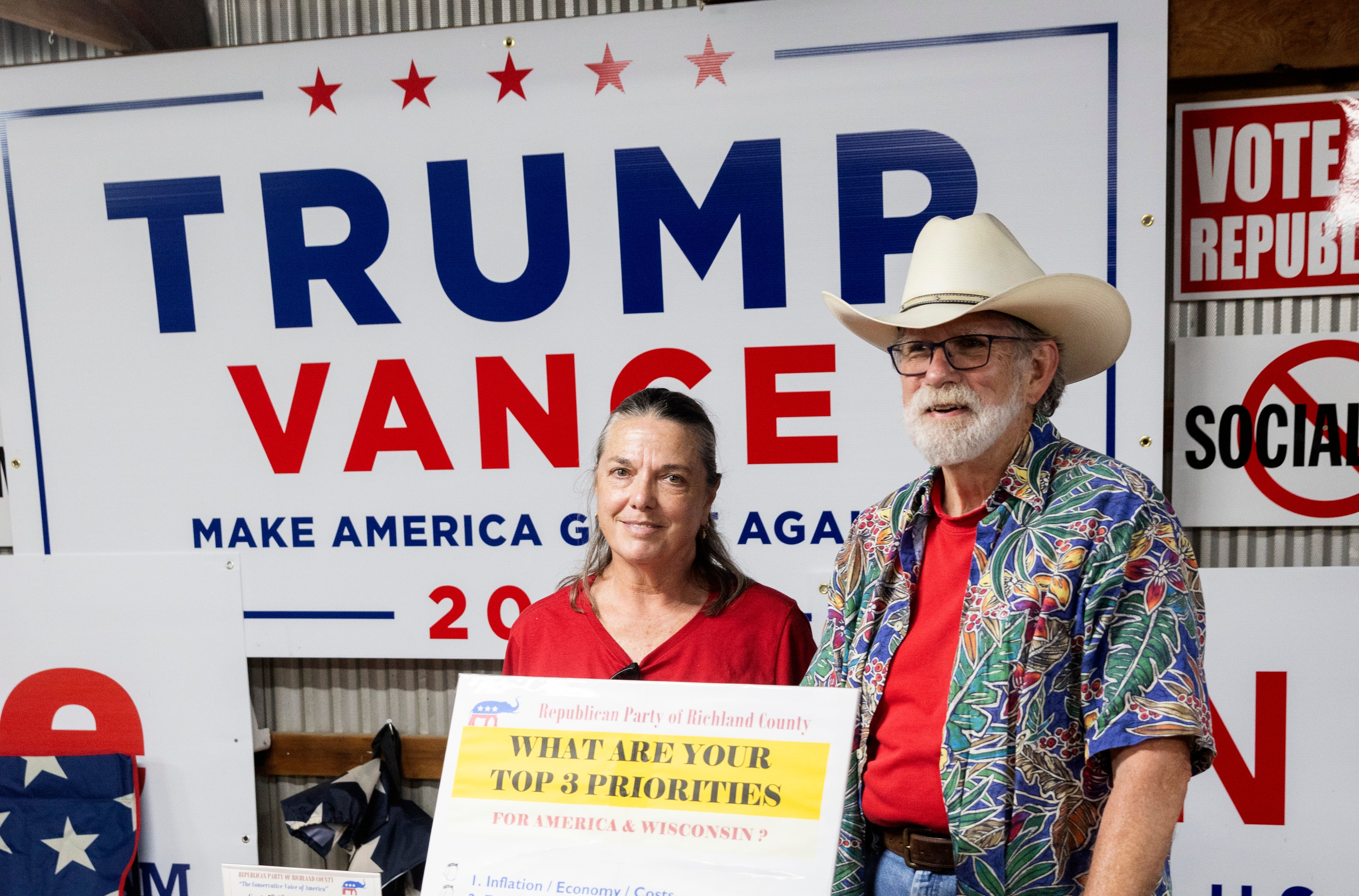 Ann Declene y Bruce Taylor atienden la mesa del Partido Republicano en la feria del condado de Richland, Wisconsin, el pasado 5 de septiembre.