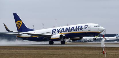 Despegue de un Boeing 737 de Ryanair. 