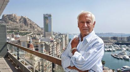 El arquitecto Juan Antonio Garc&iacute;a Solera, en el balc&oacute;n de su estudio en Alicante. 