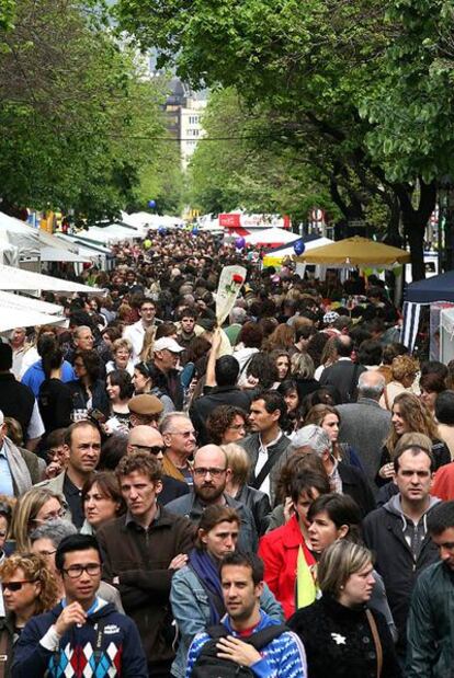 Una marea de personas, libros y rosas invadió durante todo el día de ayer las Ramblas.