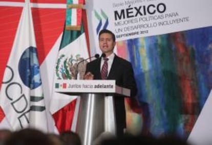 En la imagen, el presidente electo de México, Enrique Peña Nieto (c). EFE/Archivo