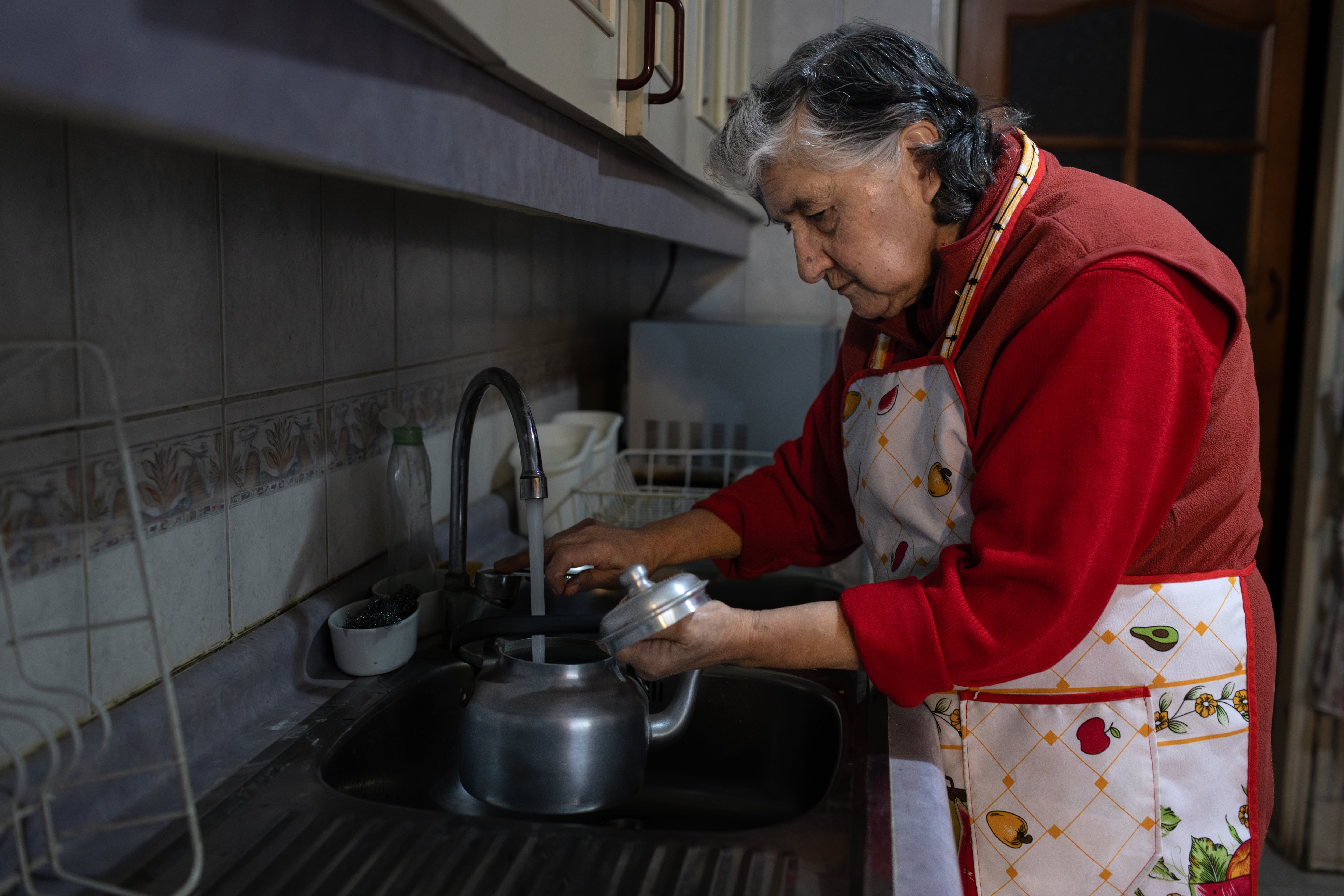 Una mujer de la tercera edad en su casa, en Santiago de Chile, en julio de 2024. 