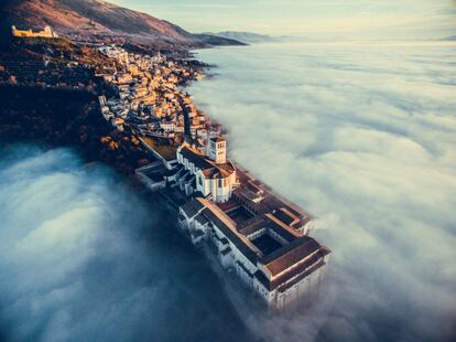 "Assisi Over the Clouds' de Francesco Cattuto, fotografía ganadora de la categoría 'urban'. La maravillosa Basílica de San Francisco de Asís, al atardecer con la ciudad inmersa en la niebla.