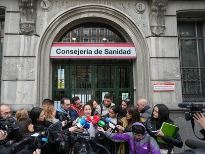 La secretaria general de Amyts, Ángela Hernández, en la puerta de la Consejería de Sanidad.