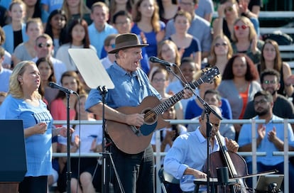 James Taylor, uno de los cantantes favoritos de Obama, canta en un mitin en Carolina del Norte el 2 de noviembre. Su objetivo es movilizar a los jóvenes que permitieron elegir a Obama en 2008 y 2012.