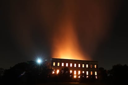 Vista general del Museo Nacional de Río de Janeiro, uno de los más antiguos de Brasil, mientras es consumido por las llamas debido a un incendio de grandes proporciones.