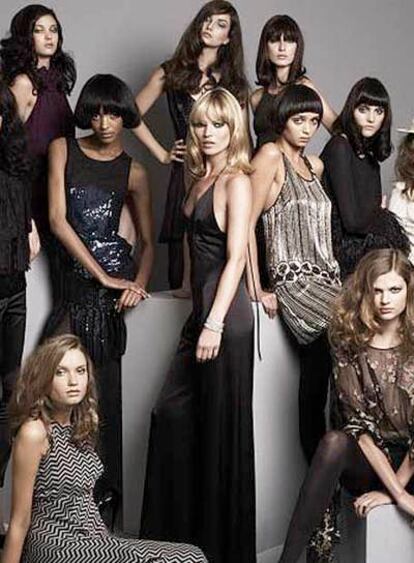 Kate Moss, en el centro, rodeada de modelos con sus diseños.