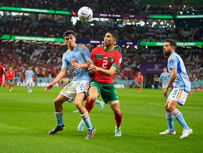 Pedri González, izquierda, y Achraf Hakimi disputan un balón en el partido entre Marruecos y España.