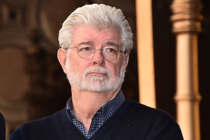 ¿Quién es? George Lucas. ¿A cuánto asciende su patrimonio? 5.300 millones de euros. ¿Cómo amasó su fortuna? Más allá de ser el creador y director de la franquicia La guerra de las galaxias, lo que cambió el destino financiero de Lucas fue la osada decisión que tomó antes de rodar la primera película. Como muchos de los productores de 20th Century Fox no confiaban en su arriesgado western espacial, el joven cineasta apostó por reducirse el sueldo, pero conservar a cambio los derechos de comercialización de la saga. En 2012 Disney compró Lucasfilm por más de 3.000 millones de euros y el resto… es historia del cine.