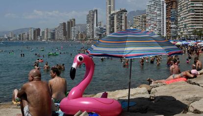 Un grupo de bañistas en una playa de Benidorm, el pasado 5 de agosto.