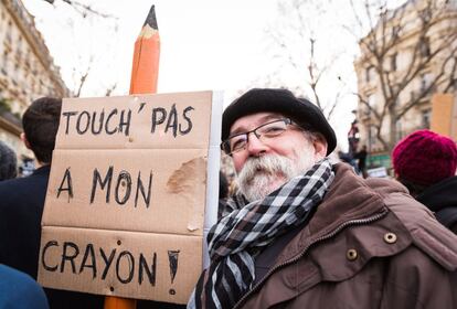 'No toques mi lápiz', dice la pancarta de este hombre que ha asistido a la manifestación en la Plaza de la República. Más de un millón y medio de personas han acudido a la marcha multitudinaria para protestar contra el terrorismo y apoyar la libertad de expresión.