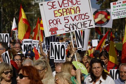 Participantes en la manifestación contra la amnistía este domingo en Barcelona.