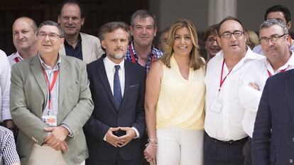 Fiscal y Díaz (centro), con miembros de colectivos que han participado en la ley.