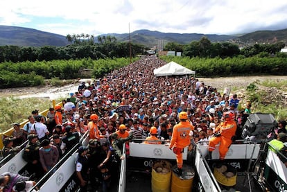 Tens of thousands of Venezuelans wait to cross into Colombia on Sunday.