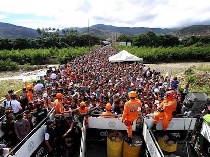 Tens of thousands of Venezuelans wait to cross into Colombia on Sunday.