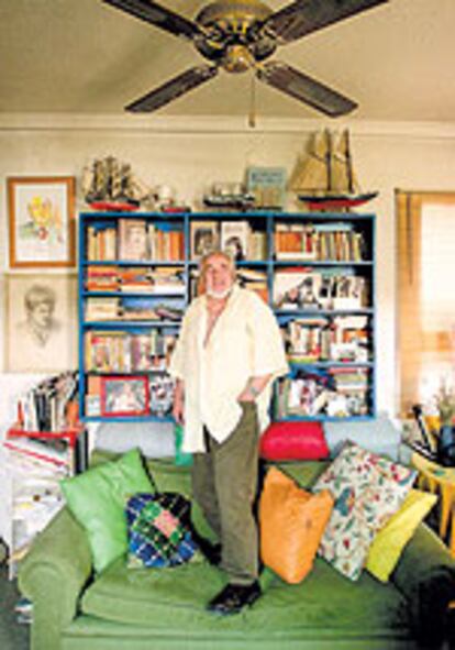 Álvaro Pombo, durante la entrevista en su casa de Madrid. Recopila en 'Alrededores', su último libro, retratos de personajes conocidos.