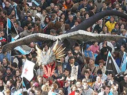 Miles de manifestantes, convocados por Nunca Máis, recordaron ayer en Santiago el desastre del <i>Prestige.</i>