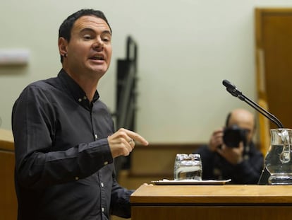 El presidente de Sortu, Hasier Arraiz, durante una intervención en el Parlamento vasco.
 