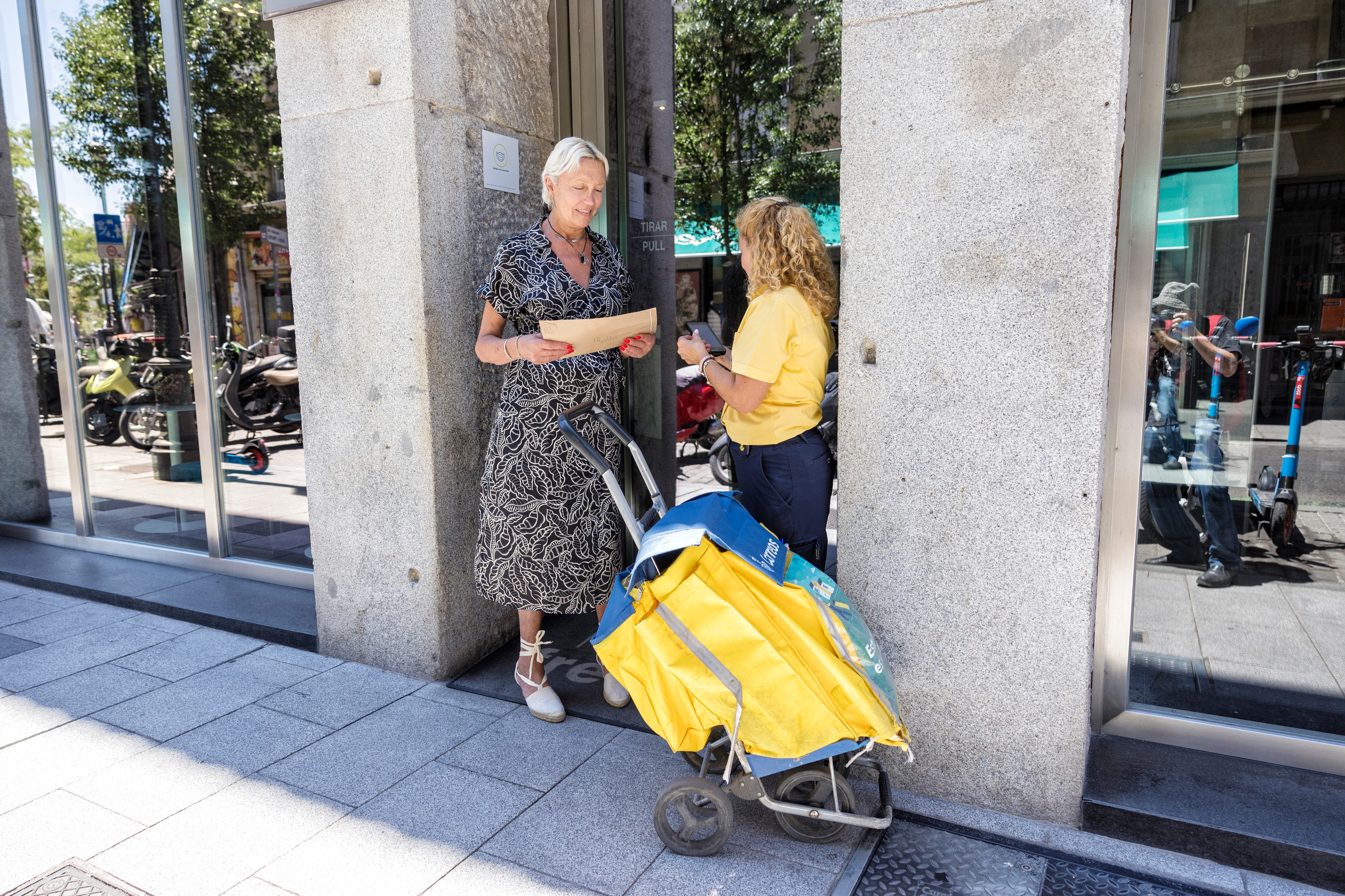 Ángeles Nava y Fedra Barroso, el viernes delante del Hotel Freedom, cerca de la plaza de Tirso de Molina, en Madrid.