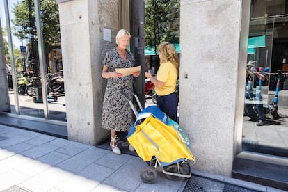 Ángeles Nava y Fedra Barroso, el viernes delante del Hotel Freedom, cerca de la plaza de Tirso de Molina, en Madrid.