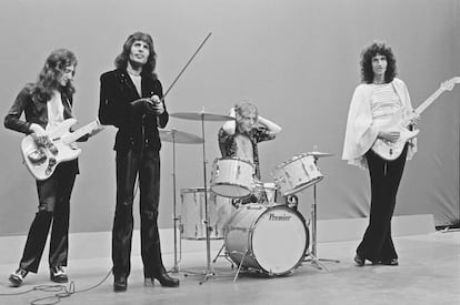 De izquierda a derecha: John Deacon, Freddie Mercury, Roger Taylor y Brian May antes de tocar en una cadena de televisión de los Países Bajos, en 1974. 