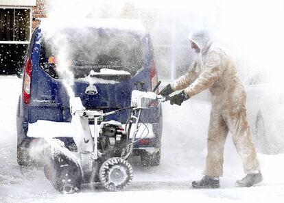 Um funcionário remove a neve em um estacionamento de La Crosse, em Wisconsin.