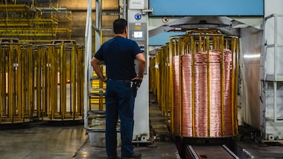 Un trabajador en una importadora de cobre en Nuevo México, en marzo de 2025.