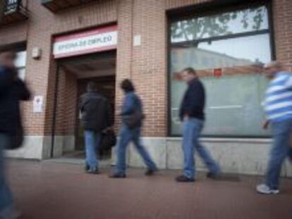 Un grupo de personas hacen cola en un a oficina del INEM en Alcala de Henares (Madrid). 