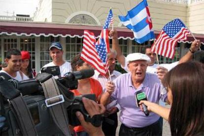 Un exiliado cubano habla con periodistas delante del café Versailles, en Miami.