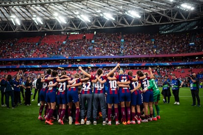 Las jugadoras del FC Barcelona celebran en un corro la consecución de la UEFA Womens Champions League.