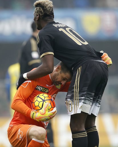 Albano Bizzarri, portero del Chievo, vigila a Pogba y al balón.