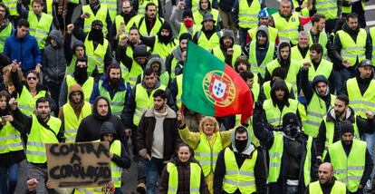 Miembros de los ‘chalecos amarillos’ en Oporto (Portugal) el 21 de diciembre pasado.