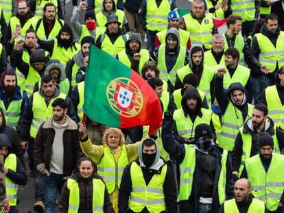 Miembros de los &lsquo;chalecos amarillos&rsquo; en Oporto (Portugal) el 21 de diciembre pasado.