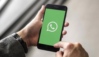 Smartphone con un logo de WhatsApp