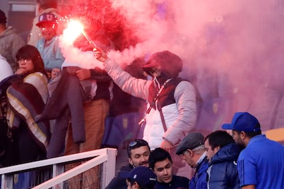 Barristas lanzando fuegos artificiales durante el partido entre Universidad de Chile y Universidad Católica, jugado el 30 de abril de 2023 en el estadio Ester Roa de Concepción (Chile).