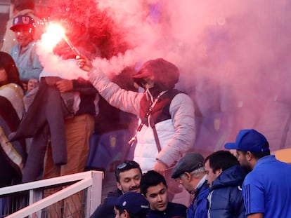 Barristas lanzando fuegos artificiales durante el partido entre Universidad de Chile y Universidad Católica, jugado el 30 de abril de 2023 en el estadio Ester Roa de Concepción (Chile).