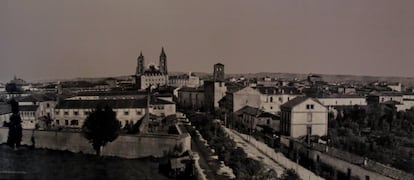 Imagen de final del siglo XIX en la que se aprecian los edificios que dominaban León: el románico San Isidoro (izquierda), las torres de la catedral y delante de ella Casa Botines que, con sus cuatro plantas, se convirtió en una suerte de rascacielos en una ciudad que en aquel momento tenía 13.500 habitantes.