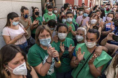 Lotta, Angélica y Susana agradecen a los activistas del movimiento de vivienda en Madrid que les han ayudado a parar el desahucio.