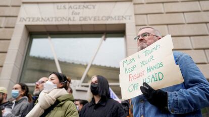 Personas protestan frente al edificio de USAID, tras el anuncio de que Elon Musk está trabajando para cerrar la agencia estadounidense de ayuda exterior, en Washington, Estados Unidos el 3 de febrero de 2025.
