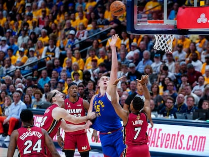 Nikola Jokic (15), dispara sobre el escolta de los Miami Heat, Kyle Lowry (7), durante un partido 1 de junio, en Denver.