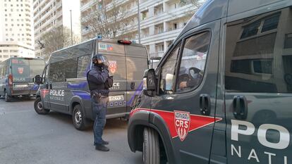 Tres furgones policiales en Poitiers, este viernes después del tiroteo.