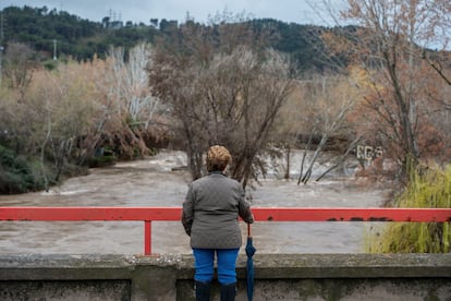 Una mujer observa el caudal del río Henares a su paso por el Puente del Zulema en Alcalá de Henares (Madrid), que ha crecido considerablemente con las últimas lluvias.