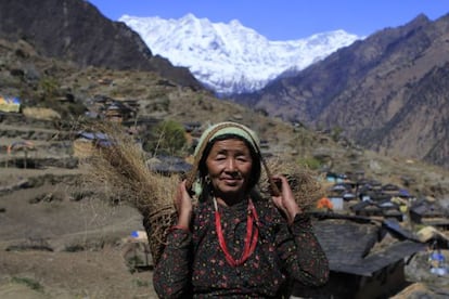 Los aldeanos de Nepal cargan con más de 30 kilos en sus 'doka' (cestas de mimbre) por los estrechos del Himalaya.