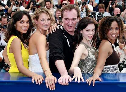 Quentin Tarantino posa entre Rosario Dawson, Zoe Bell, Rose McGowan y Tracie Thoms (de izquierda a derecha).
