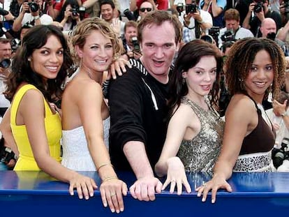 Quentin Tarantino posa entre Rosario Dawson, Zoe Bell, Rose McGowan y Tracie Thoms (de izquierda a derecha).