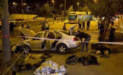 Polícia israelense analisa o carro que atropelou várias pessoas.