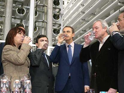 La ministra de Medio Ambiente, Cristina Narbona; el presidente del Gobierno, José Luis Rodríguez Zapatero (en el centro), y el jefe del Gobierno murciano, Ramón Luis Valcárcel (a su izquierda), beben agua desalada.